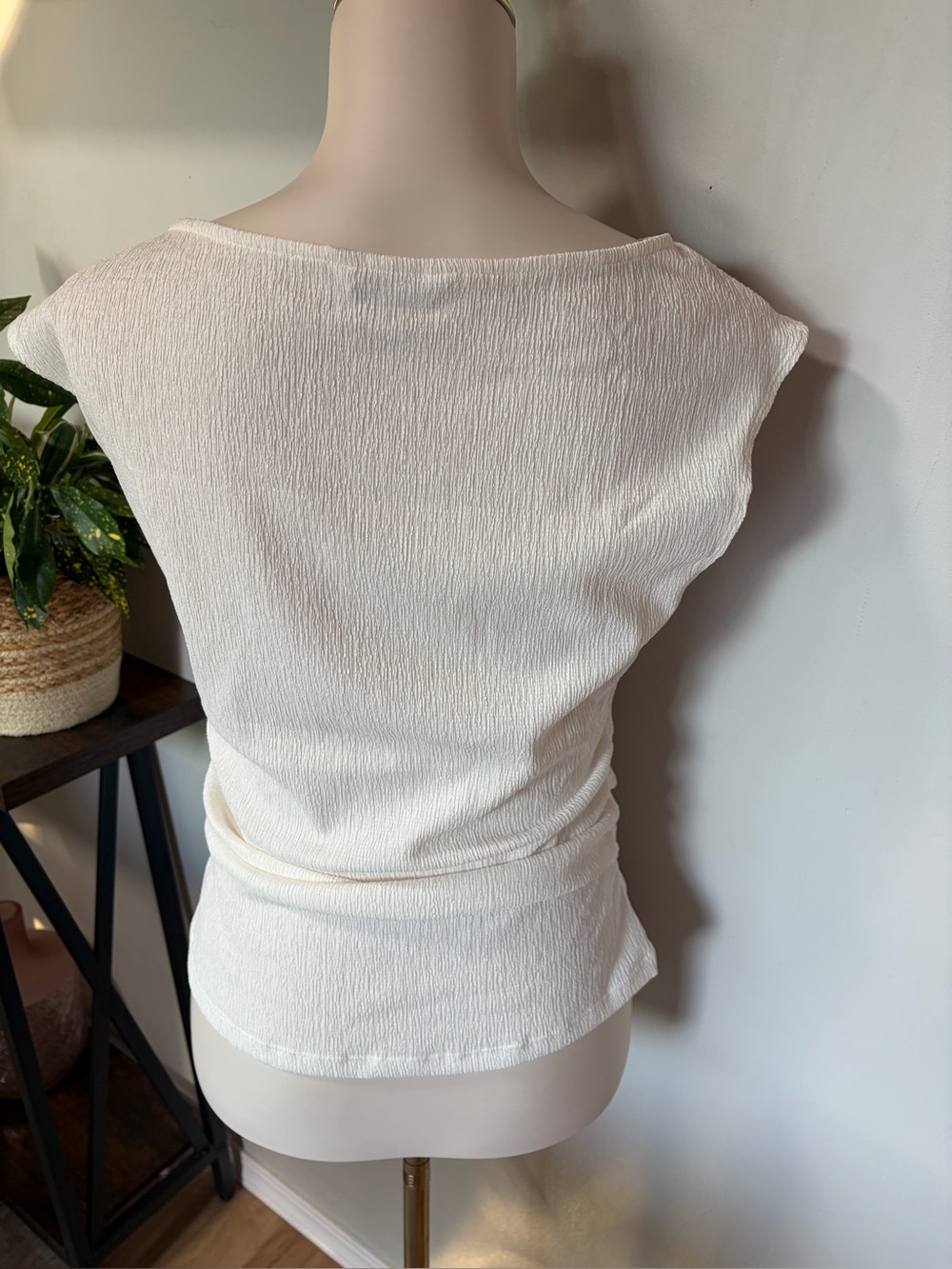 Banana Republic stretchy Women’s ivory Textured Cap-Sleeve Top M